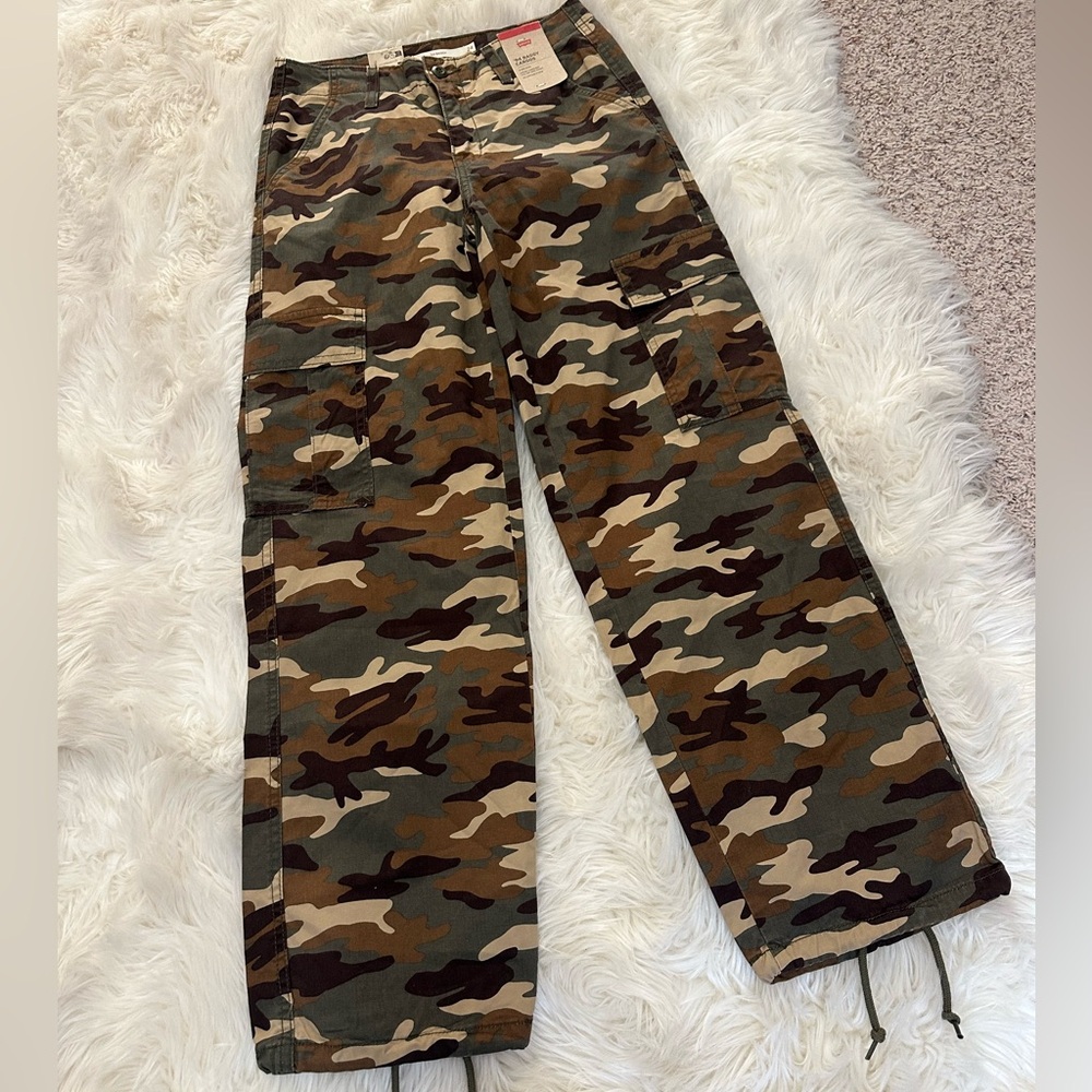 NWT Levi's women’s 94’ baggy Camouflage Baggy Cargo Pants 24X30